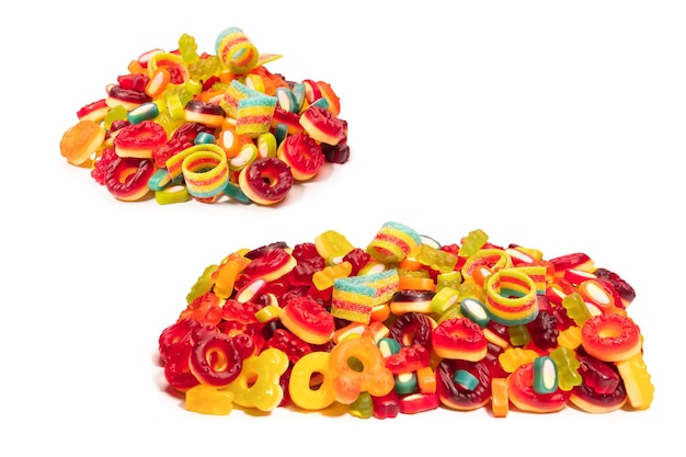 Geassorteerde kleurrijke gummy snoepjes Top uitzicht Jelly donuts Jelly beren geïsoleerd op een witte achtergrond