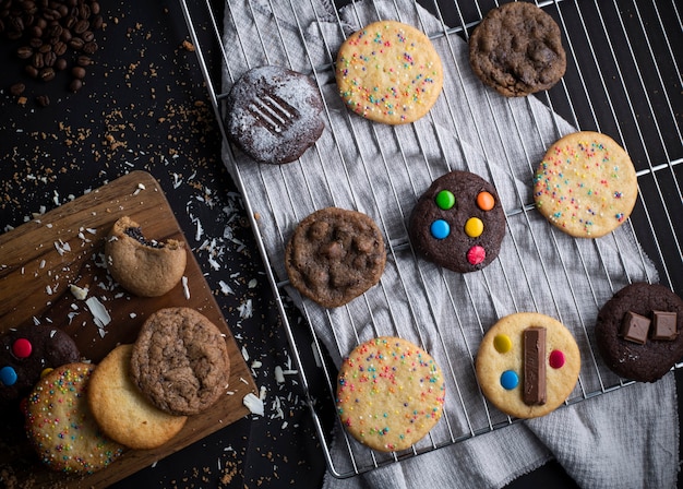 Geassorteerde koekjes met toppings bovenaanzicht