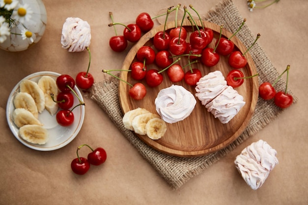 Geassorteerde natuurlijke marshmallows met banaan- en aardbeiensmaak gezonde snoepsnacks seizoensgebonden voedsel bovenaanzichtvoedsel