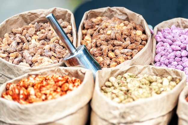 Geassorteerde noten in papieren dozen te koop op de markt. Selectieve aandacht.