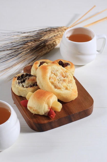 Geassorteerde One Bites Mini Bread of populair als Roti Unyil Venus Bakery op witte plaat, witte achtergrond. Geserveerd voor begeleide thee. Ruimte voor tekst kopiëren