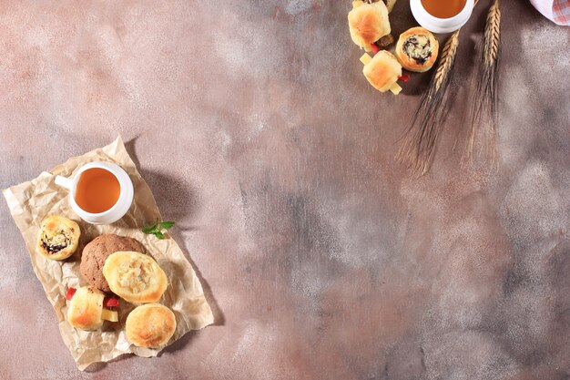 Geassorteerde One Bites Mini Bread of populair als Roti Unyil Venus op witte plaat, witte achtergrond. Geserveerd voor begeleide thee. Ruimte voor tekst kopiëren