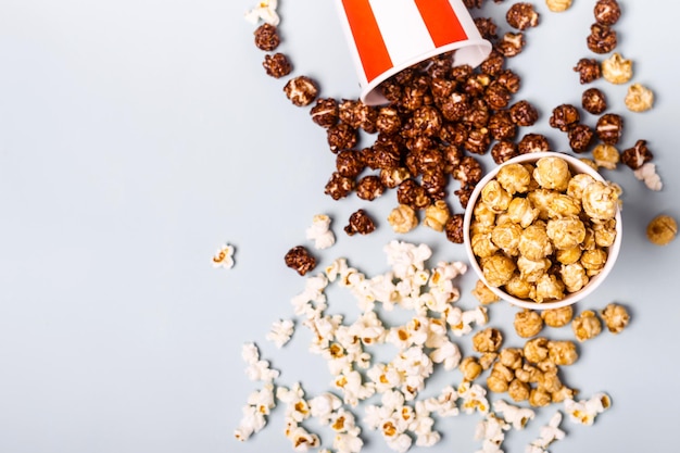 Geassorteerde popcornset in papier gestreept wit rood kopje. Zoete en zoute popcorn.