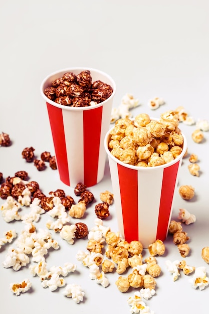 Geassorteerde popcornset in papier gestreept wit rood kopje