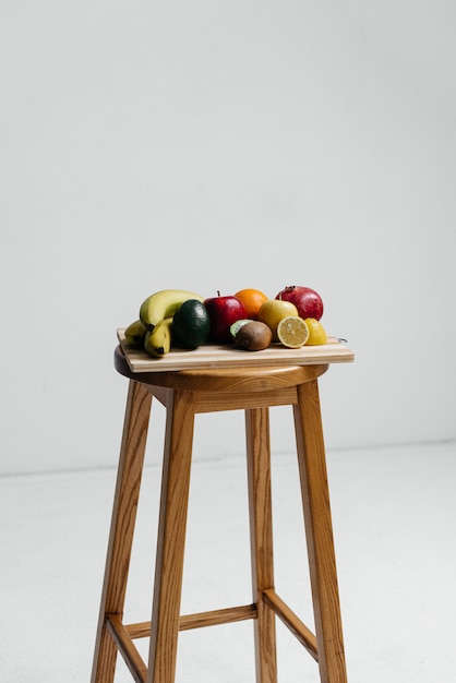 Geassorteerde rijp fruit op een houten bord. Gezond dieet