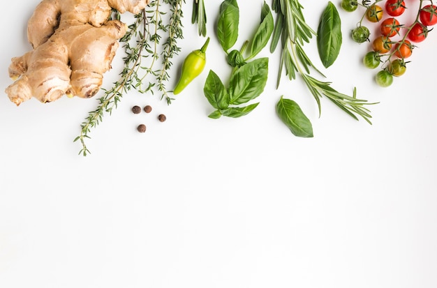 Foto geassorteerde specerijen op tafel met kopie-ruimte