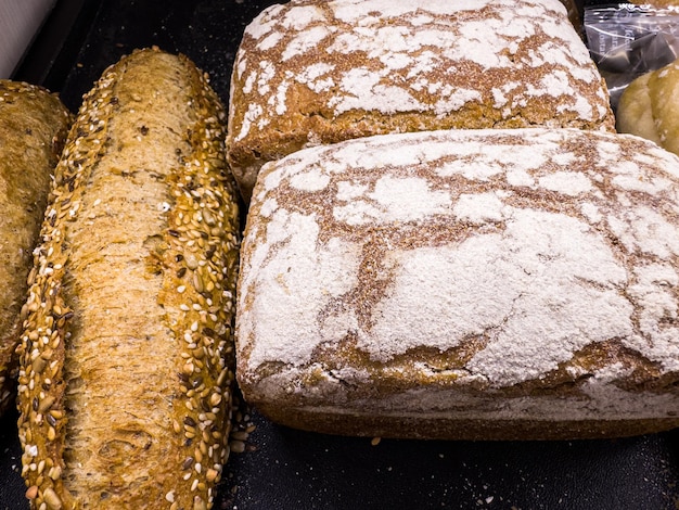 Foto geassorteerde stukjes brood in een mandje concept van bakkerij ambachtelijke bereiding tarwe