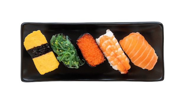 Geassorteerde sushi nigiri en maki op zwarte plaat