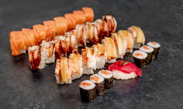 Geassorteerde sushi set nigiri en sushi rolt op stenen achtergrond