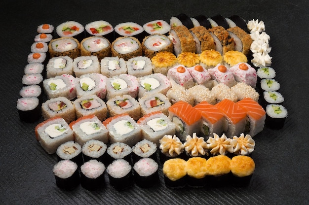 Geassorteerde sushibroodjes op een grijze achtergrond