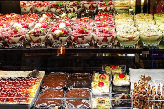 Geassorteerde taarten en lekkernijen in een café of bakkerij