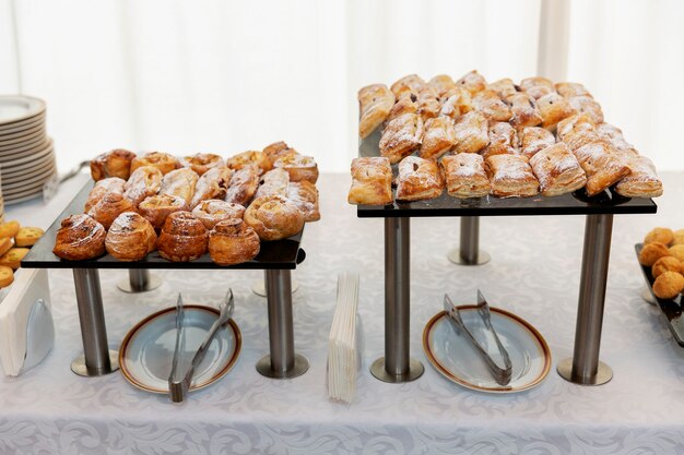 Geassorteerde taarten op tafel. catering bij evenementen.