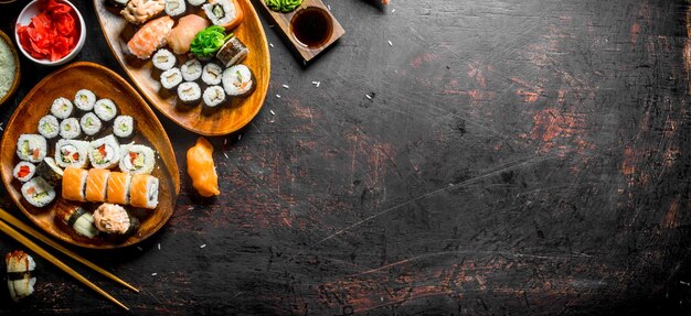 Geassorteerde verscheidenheid aan sushi-broodjes en Maki op de borden