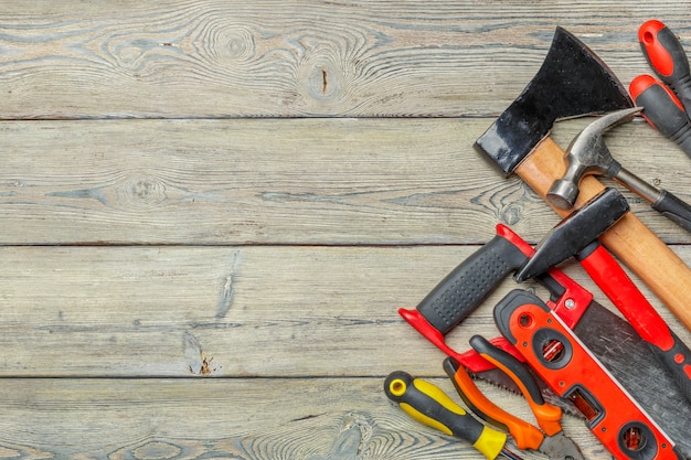 Geassorteerde werktuigen op houten lijst