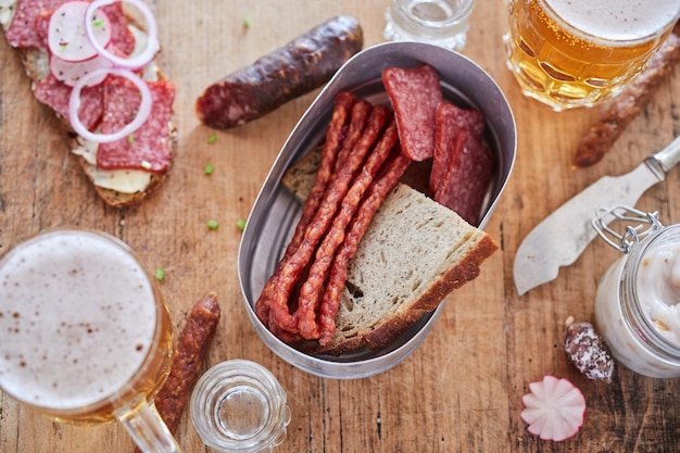 Geassorteerde worstjes op tafel met bier