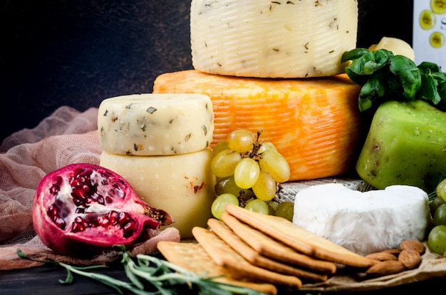 Geassorteerde zelfgemaakte cheesy van verschillende soorten met groenten, fruit, koekjes en noten op tafel. vers zuivelproduct, gezonde biologische voeding. heerlijk voorgerecht.