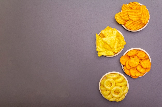 Foto geassorteerde zoute gekruide snacks.