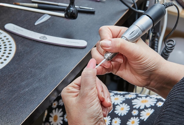 Geavanceerde gel nagelverlenging en manicure uitgevoerd door een professionele nageltechnicus