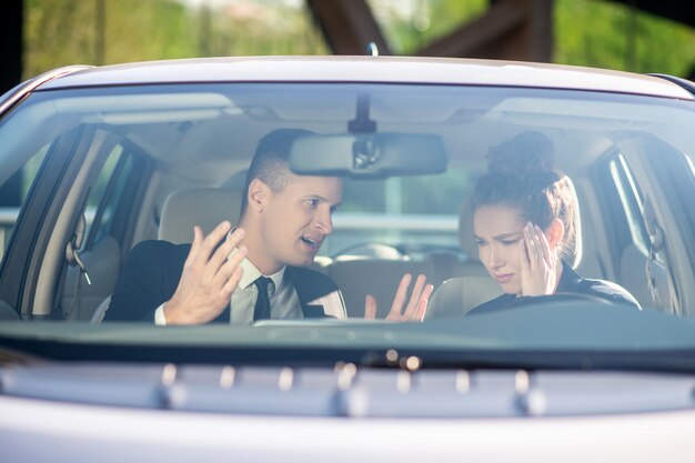 Gebaar ernstige man en ongelukkige vrouw in een auto