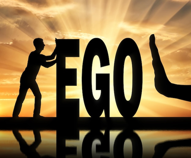Foto gebaar van de hand stop en silhouet van de man die het woord ego duwt. het concept van egoïsme als een probleem in de samenleving