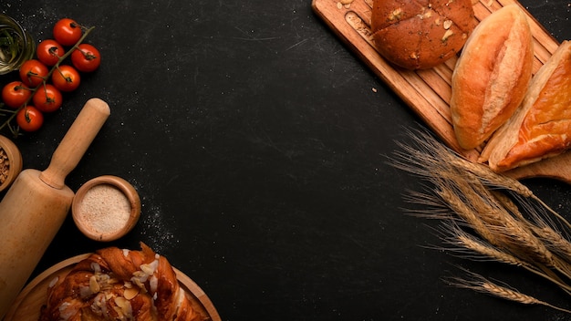 Gebak bakkerij achtergrond met kopie ruimte op zwarte achtergrond. Vers gebakken brood. bovenaanzicht, boven