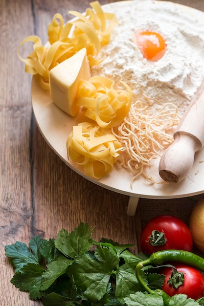 Gebak, conceptfoto in de keuken; rauwe macaroni.