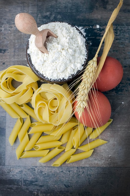 Gebak, conceptfoto in de keuken; rauwe macaroni.