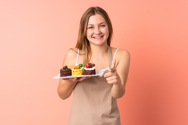 Gebakje oekraïense chef-kok die muffins houdt