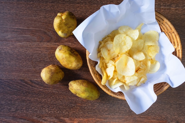 Gebakken aardappelchips in de mand