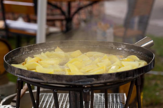 Gebakken aardappelen in een pan