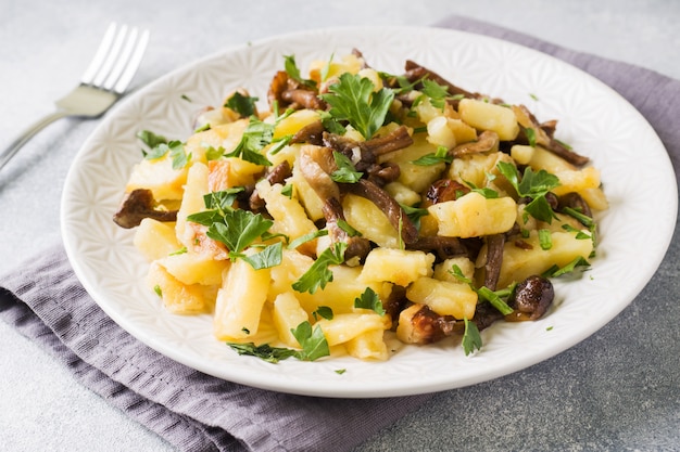 Gebakken Aardappelen Met Champignons En Verse Kruiden.