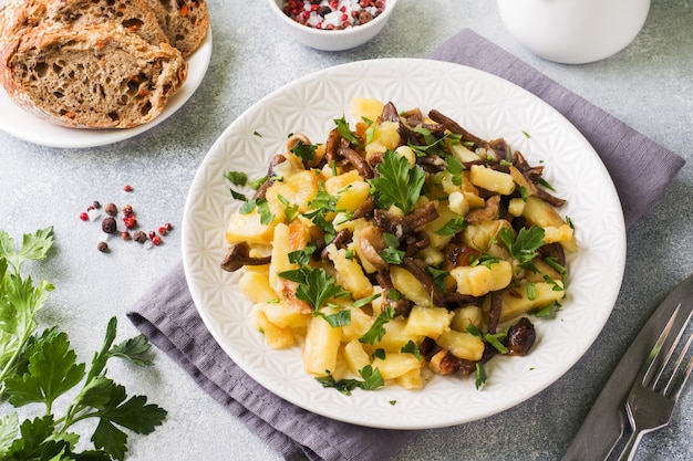 Gebakken Aardappelen Met Champignons En Verse Kruiden.