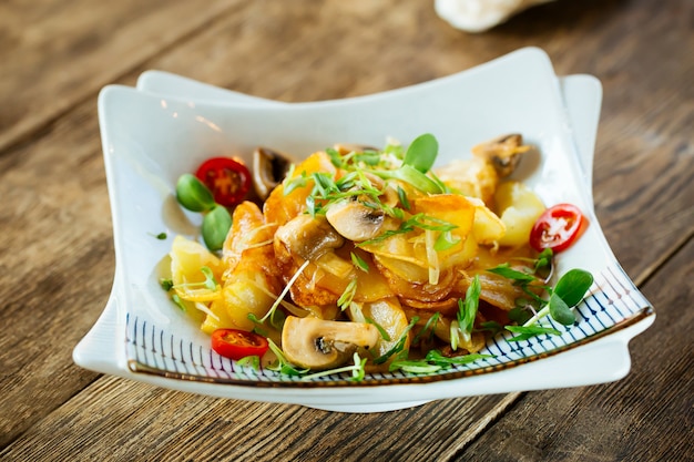 Gebakken aardappelen met champignons greens