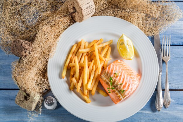 gebakken aardappelen met gegrilde zalm