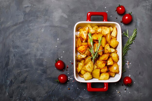 Gebakken aardappelen met kruiden en rozemarijn bovenaanzicht