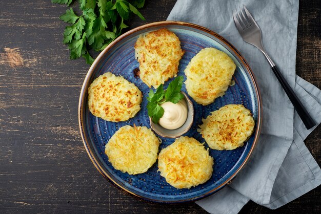 Gebakken aardappelen op een bord