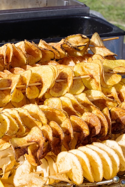 Gebakken aardappelen op een stokje straatvoedselhandel