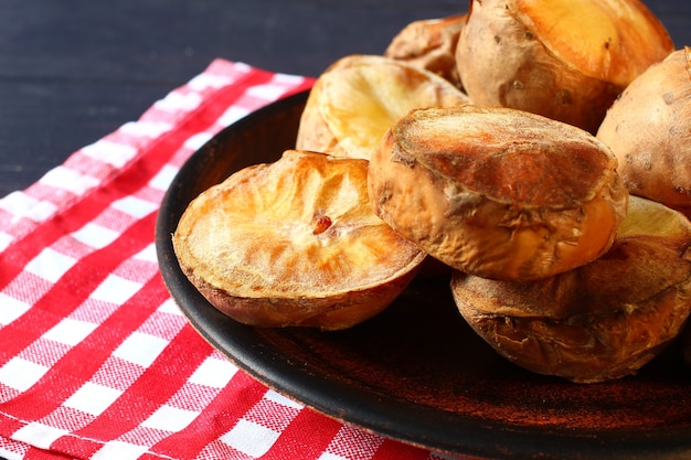 Gebakken aardappelen op het bord zien er aan de zijkant uit