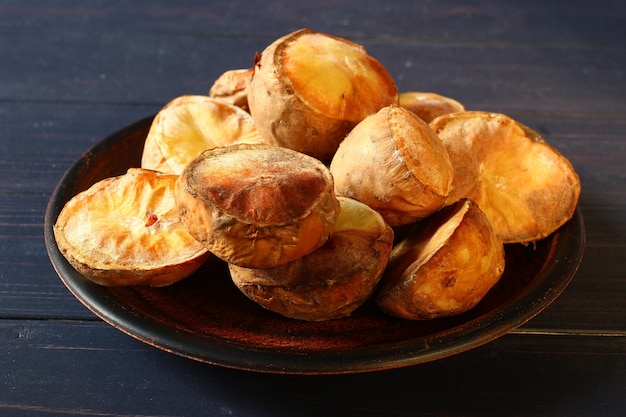 Gebakken aardappelen op het bord zien er aan de zijkant uit