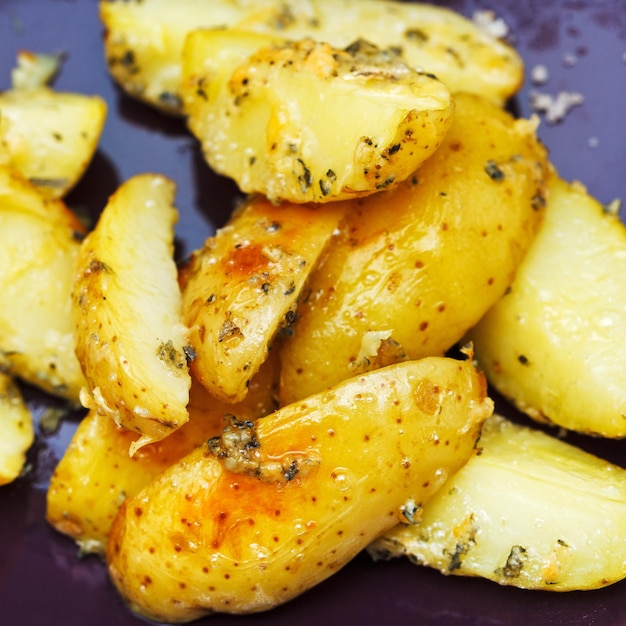 Foto gebakken aardappelen op keramische plaat