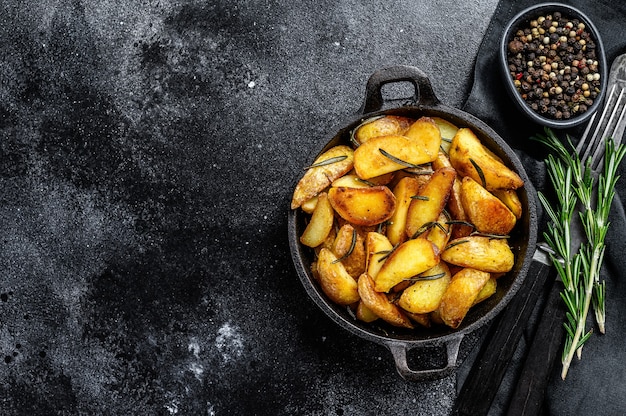 Gebakken aardappelpartjes, frietjes in een pan.