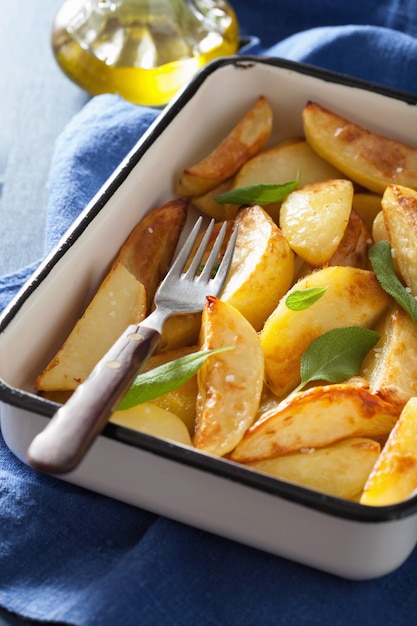 Gebakken aardappelpartjes in geëmailleerde ovenschaal