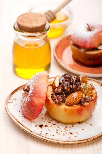 Foto gebakken appels gevuld met walnoten en honing