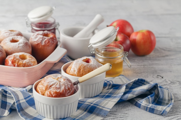 Gebakken appels met kaneel en walnoten, kopje thee, herfst dessert, selectieve aandacht