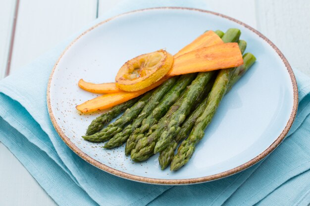 Foto gebakken asperges met broccoli en citroen en wortel.