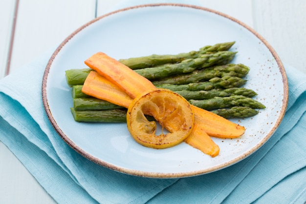 Gebakken asperges met broccoli en citroen en wortel.