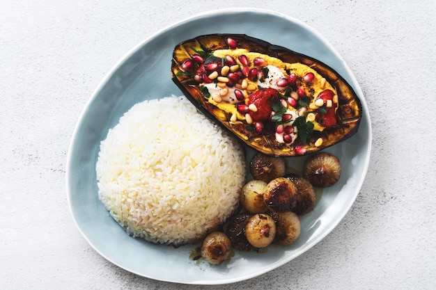 Gebakken Aubergine Met Cashew En Kurkumasaus Gebakken Paprikasaus Pijnboompitten En Yoghurt Veganistisch