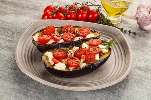 Gebakken aubergine met kaas en tomaat