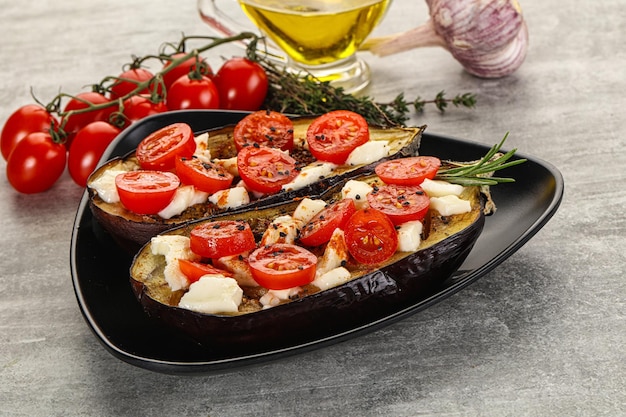 Gebakken aubergine met kaas en tomaten