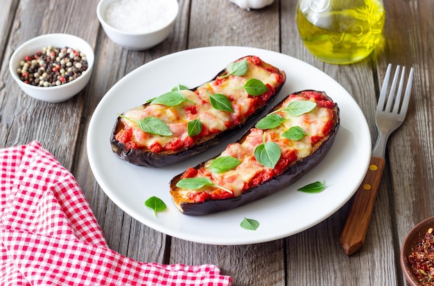 Gebakken aubergine met kaas mozzarella tomaten en basilicum Gezond eten Italiaans eten Parmigiana di melanzane